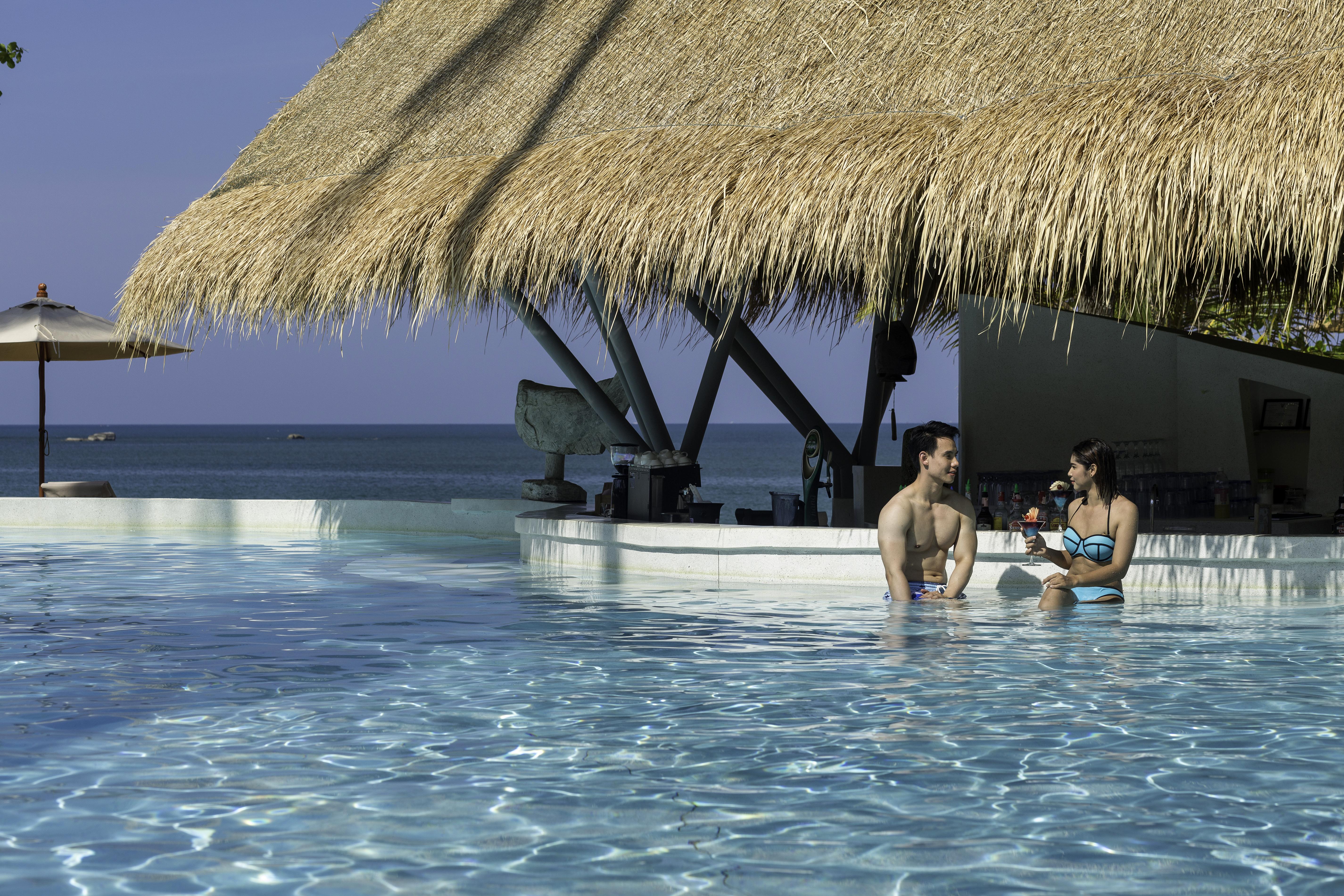 Eden Beach Khaolak Resort And Spa A Lopesan Collection Hotel - Sha Extra Plus Као-Лак Екстер'єр фото The swim-up bar at the resort